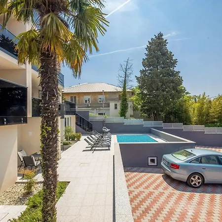 Schoenes In Mit Schoener Terrasse Crikvenica